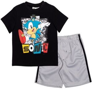 Sonic The Hedgehog Graphic T-shirt and shorts matching set. Toddler Boys size 3T